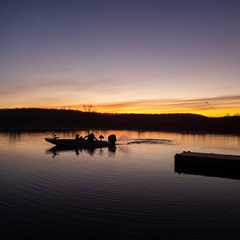 Forward-Facing Sonar: The Fishing Debate Behind the Screen for 2025