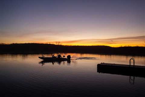 Forward-Facing Sonar: The Fishing Debate Behind the Screen for 2025